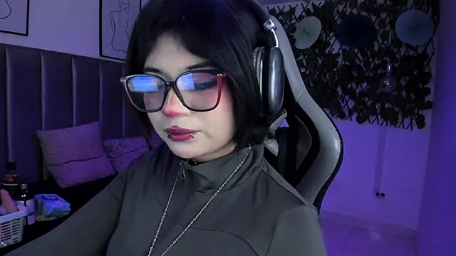 Kitty_Gang live cam on StripChat