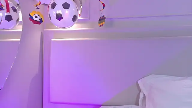 NaomiKlarc webcam