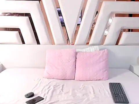 MiaKleinX webcam