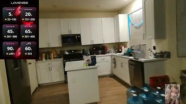 Blondiewithanass webcam