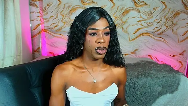 EbonyHansNight webcam
