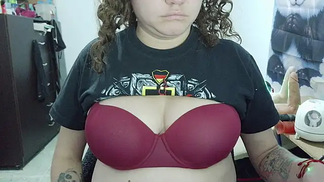 curly_greeneyed webcam