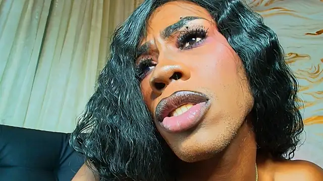 EbonyHansNight webcam