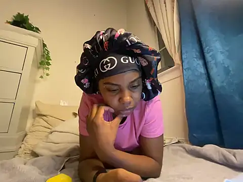 TheRealOshunQueen webcam