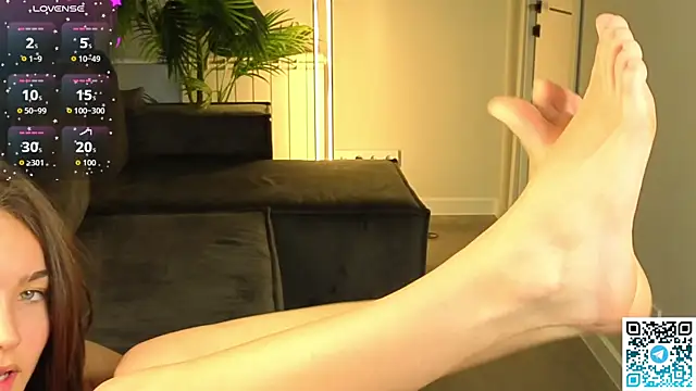 leslie_scott (F teen) - Massage my boobies <3