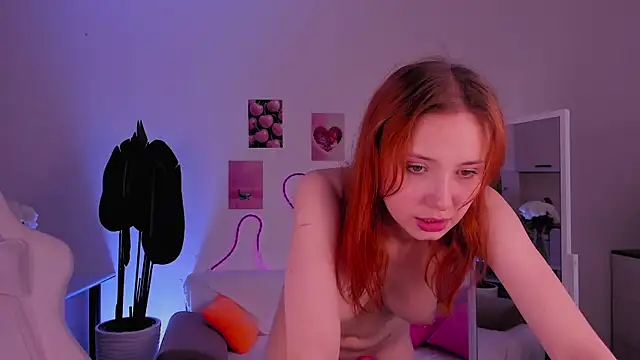 LittlePeach007 webcam