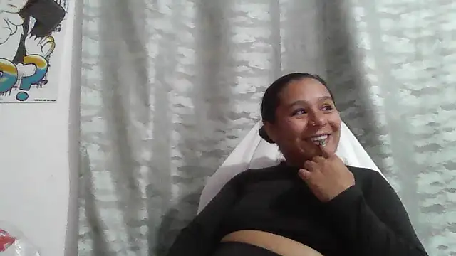 Charis_21 webcam