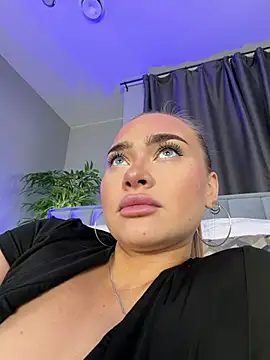 MonicaWestt webcam