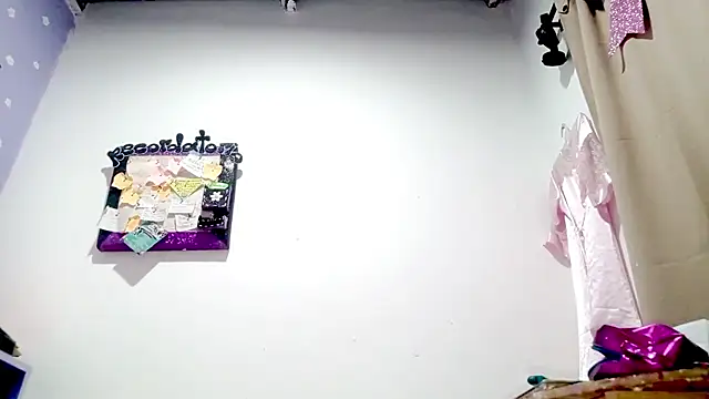 PetiteIvoryQueen19 webcam