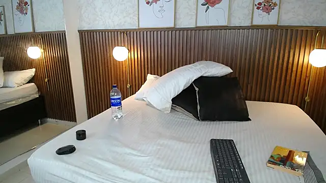 Ariana_Wayne webcam