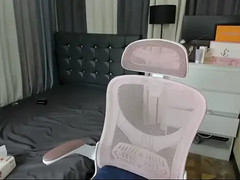 XTsUncutMargauxX webcam