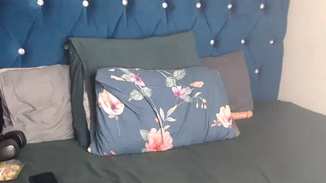 CURVYBOOTYLICIOUS88 webcam