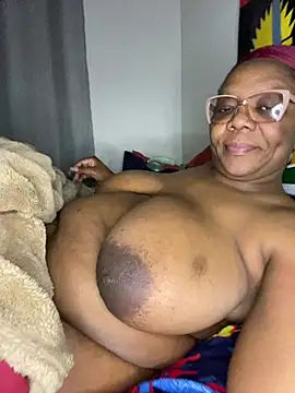 BoobsQueeen webcam