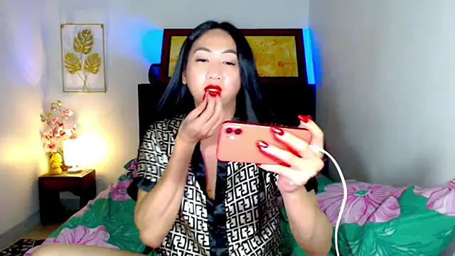 LovelyQueen69 webcam
