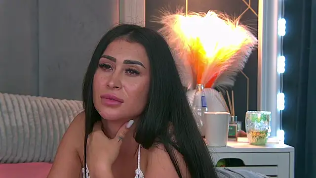 EmyLaveau webcam