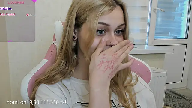 MelonyEmo webcam