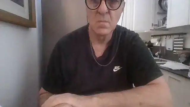 ANONIMO7735 live cam on StripChat