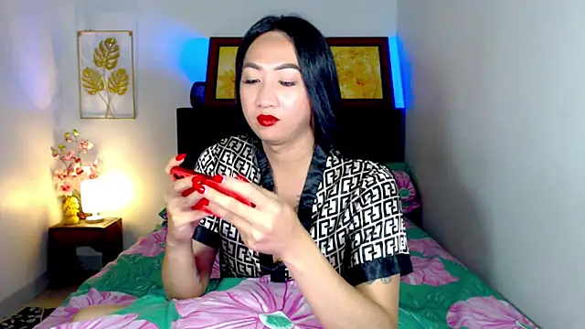 LovelyQueen69 webcam