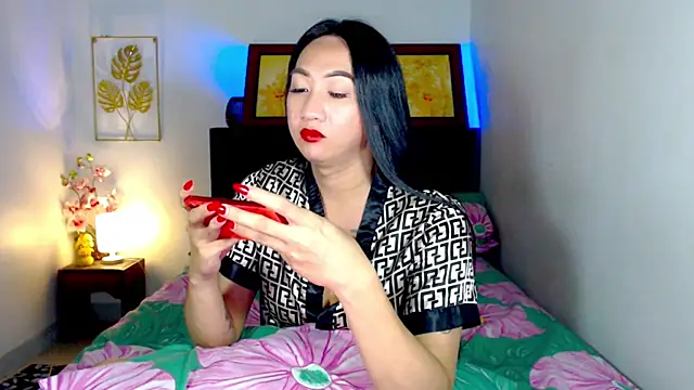 LovelyQueen69 webcam