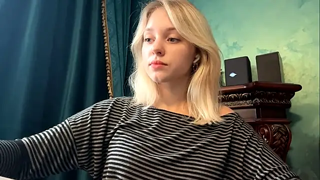 EveryoneEve live cam on StripChat