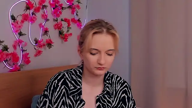 AleshaDute webcam