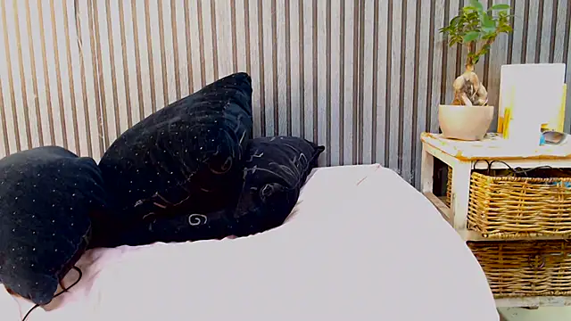 ROYALASS25 webcam