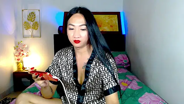 LovelyQueen69 webcam