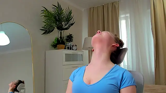 NaomiFess webcam