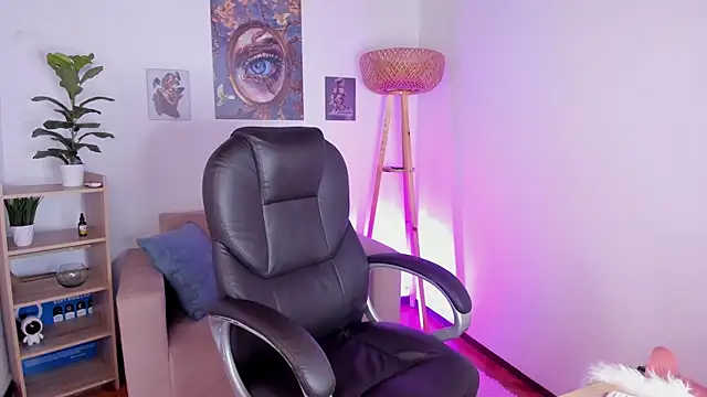 NaomiSaenz_ webcam