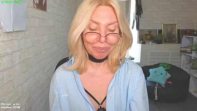 Wendy_Waves webcam