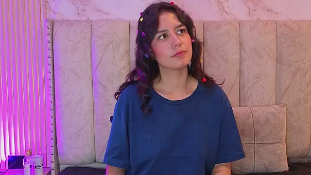 Alahia_Bloom webcam