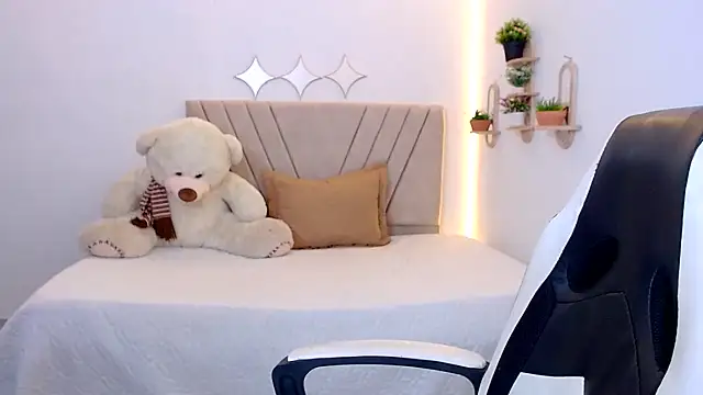 zara_cute live cam on StripChat