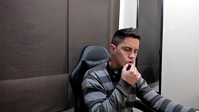 Live sex cam of KendricTorres