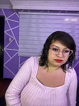 MiiaaJoness webcam