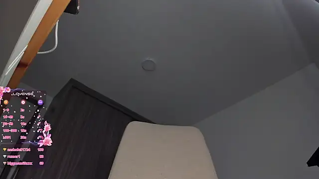 laura-hills18 webcam