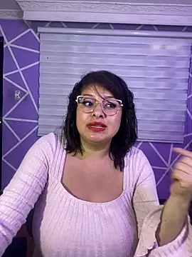MiiaaJoness webcam