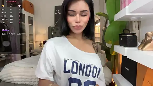 ParisianDoll live cam on StripChat