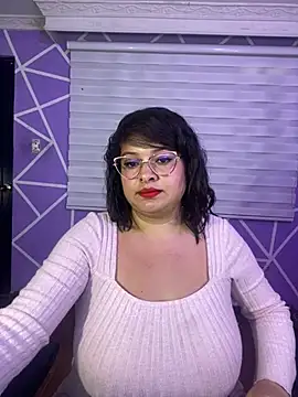 MiiaaJoness webcam