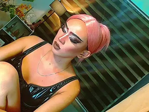 HOLLYWOOD_QUEEN_88 live cam on StripChat