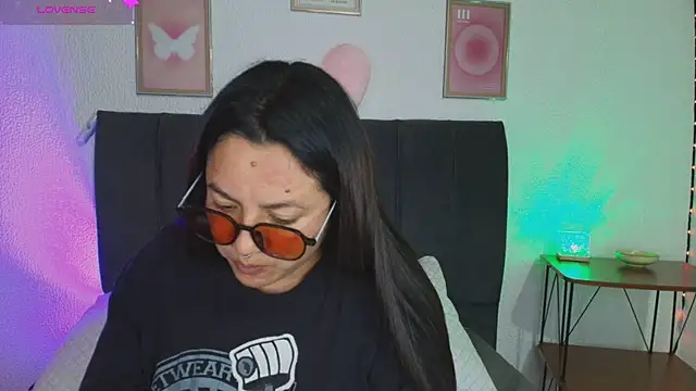samm_curvy live cam on StripChat