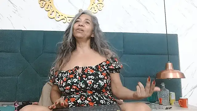 Holy34 - Female webcam sex chat