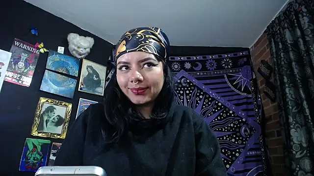 Yourmadame_P webcam