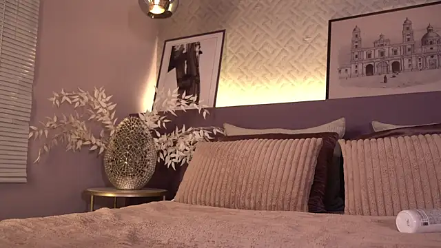 ElleDiane webcam