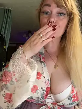 Sweet-blonde webcam