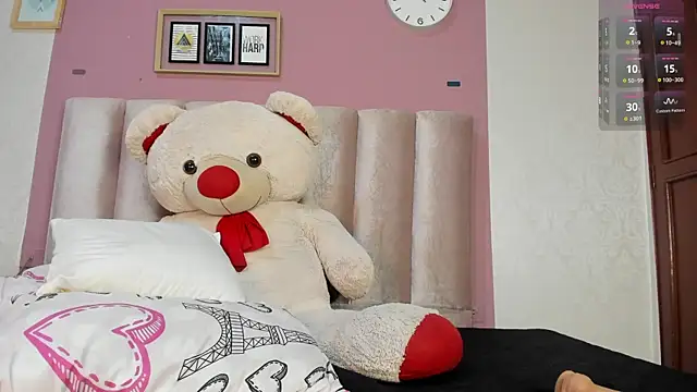 orianna_21 - ORIANNA_21's free webcam - UK Sex Cams