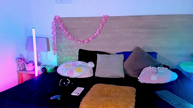 LaraRous webcam