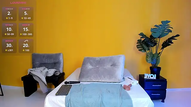 Scarlet_Jonness webcam