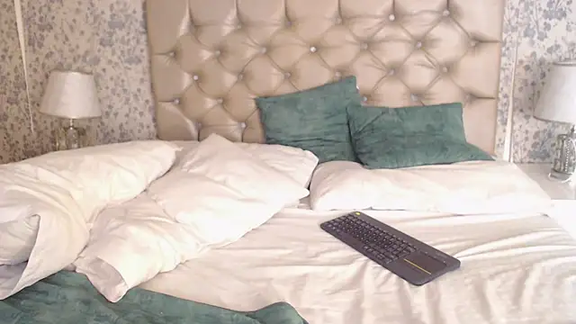 MilanMercier live cam on StripChat
