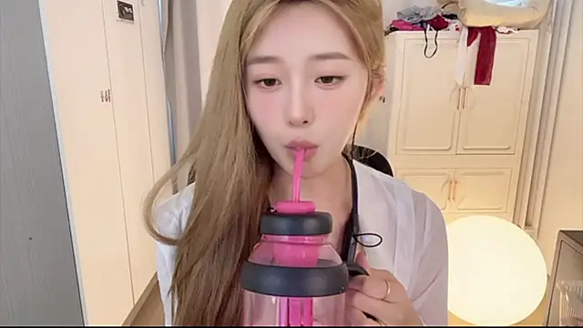 yiyi5588 - Yiyi5588's free webcam