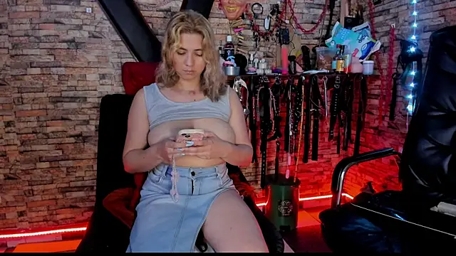 Liltildeman_moon webcam
